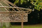 ozdobny ornament na szczycie metalowego pawilonu