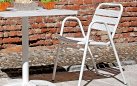 Białe krzesło aluminiowe bistro lub na balkon sztaplowane CALIPSO podłokietniki 