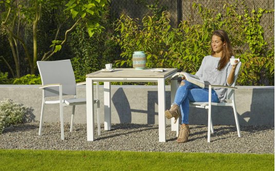 Biały stół aluminiowy ogrodowy CONCEPT 90x90 z blatem teak Biały stół aluminiowy ogrodowy CONCEPT 90x90 z blatem teak