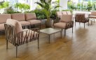 Modułowa sofa narożna komodo nardi z konstrukcją w kolorze tortora i poduszkami rosa