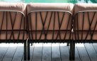 Modułowa sofa narożna komodo nardi z konstrukcją w kolorze tortora i poduszkami rosa