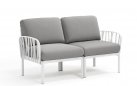 Biała sofa dwuosobowa komodą z poduszkami olefin grigio