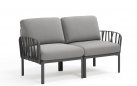 Grafitowa sofa dwuosobowa komodą z poduszkami olefin grigio