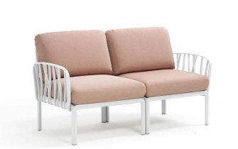 Biała sofa dwuosobowa komodą z poduszkami olefin rosa