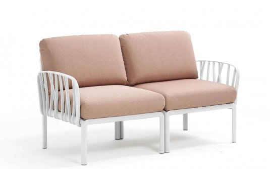 Biała sofa dwuosobowa komodą z poduszkami olefin rosa