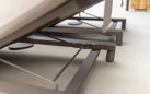 Brązowy luksusowy leżak na taras aluminiowy MADEIRA 4SO gruba poducja Boucle