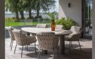 Stół ceramiczny o nieregularnym kształcie ARIZONA ceramiczny ciemnobrazowy / krzesła Montera
