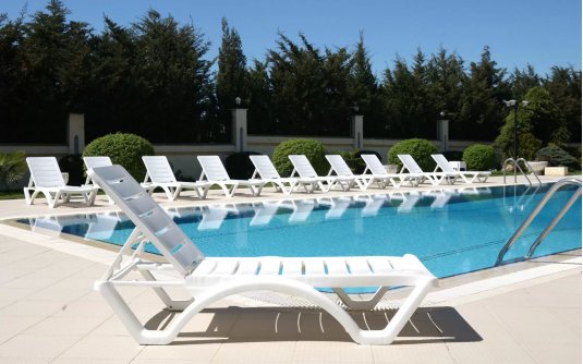 Biały sztaplowany leżak basenowy ogrodowy z kółkami  polipropylen aqua