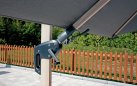 Parasol ogrodowy obrotowy i pochylany w 2 osiach VARADERO noga drewno / poszycie szare