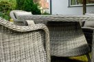 Szaropopielaty zestaw stołowy na taras KUMBANG 110 okrągły stół 110 4 fotele z technorattanu