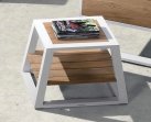 Komplet 2 leżaków ogrodowych aluminiowych białych YORK Higold ze stolikiem teak