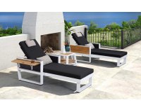 Komplet 2 leżaków ogrodowych aluminiowych białych YORK Higold ze stolikiem teak