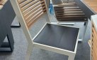 Białe krzesło stołowe York Higold z elementami teak