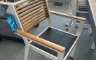 Białe krzesło stołowe z podłokietnikami York Higold z elementami teak