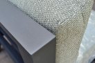 Modułowy narożnik aluminiowy ogrodowy METEORO ciemnoszary z jasnymi poduszkami i stolikiem kwadratowym 90x90 cm