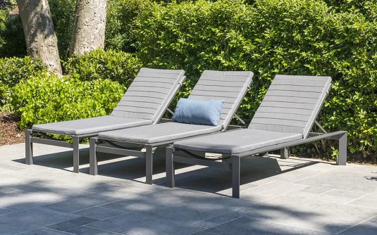 Aluminiowy leżak ogrodowy z kółkami ciemnoszary TROPIC Aluminiowy leżak ogrodowy z kółkami ciemnoszary TROPIC