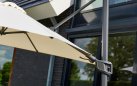 Parasol ogrodowy SHADOWFLEX z nogą boczną aluminium poliester 300 × 300 cm FLEX korbowy noga natracyt / poszycie szarobeżowe