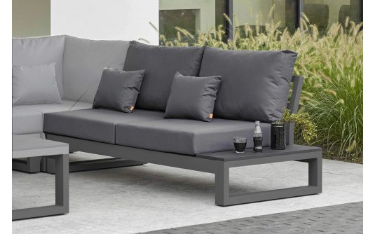 Dwuosobowa sofa ogrodowa ze stolikiem na końcu z desek kompozytowych CZARNYCH Dwuosobowa sofa ogrodowa ze stolikiem na końcu z desek kompozytowych CZARNYCH