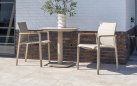 Beżowy stół aluminiowy ogrodowy na jednej nodze MANOLO 75x75 cm blat ceramiczny z zaokrąglonymi rogami 