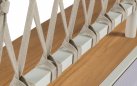 Sofa dwuosobowa aluminiowa ogrodowa z platformą teak KYTSU oparcia jasnoszare poduszki szarobeżowe