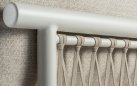 Sofa dwuosobowa aluminiowa ogrodowa z platformą teak KYTSU oparcia jasnoszare poduszki szarobeżowe