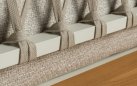 Sofa dwuosobowa aluminiowa ogrodowa z platformą teak KYTSU oparcia jasnoszare poduszki szarobeżowe