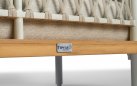Sofa dwuosobowa aluminiowa ogrodowa z platformą teak KYTSU oparcia jasnoszare poduszki szarobeżowe