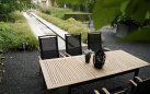 Aluminiowy stół ogrodowy rozkładany z podstawą w kolorze grafitowym i blatem teak MONZA 152-210 cm