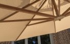 Parasol d350 noga boczna drewnopodobna poszycie piaskowe SIESTA