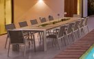 Białe aluminiowe krzesło sztaplowane wstawki teak CAMERON ze stołem bizzotto