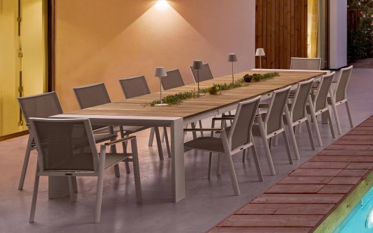 Białe aluminiowe krzesło sztaplowane wstawki teak CAMERON ze stołem bizzotto Białe aluminiowe krzesło sztaplowane wstawki teak CAMERON ze stołem bizzotto