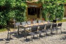 Ciemnoszary rozkładany stół ogrodowy aluminiowy z blatem teak ANELLE