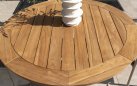 Okrągły stół ogrodowy podstawa beżowa / blat teak średnica 130 cm PRADO 4SOOkrągły stół ogrodowy podstawa beżowa / blat teak średnica 130 cm PRADO 4SO