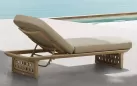 Leżak ogrodowy teak z materacem RIVA Higold / stolik