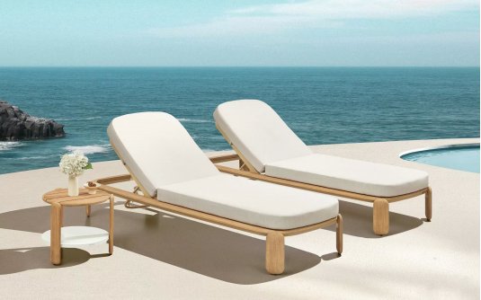 2x leżak z drewna teak PALLISAD ze stolikiem i materacami beżowymi Olefin