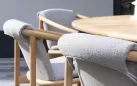 Krzesło ogrodowe do jadalni TESS teak z poduszkami Taupe Materiał Boucle