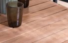 Kwadratowy antracytowy stolik aluminiowy bistro BELMAR 75x75 blat z powłoką imitującą drewno