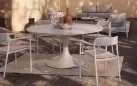 Beżowy okrągły stół na taras aluminiowy ARNOLD śr. 158 cm blat kamienny