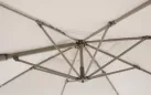 Beżowy parasol z nogą boczną pochylany w 2 osiach SARAGOZZA bizzotto