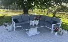 Biały luksusowy narożnik aluminiowy TIMBER z podnoszonym stolikiem z blatem kamiennym