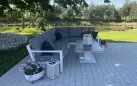 Biały luksusowy narożnik aluminiowy TIMBER z podnoszonym stolikiem z blatem kamiennym