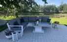 Biały luksusowy narożnik aluminiowy TIMBER z podnoszonym stolikiem z blatem kamiennym