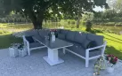 Biały luksusowy narożnik aluminiowy TIMBER z podnoszonym stolikiem z blatem kamiennym