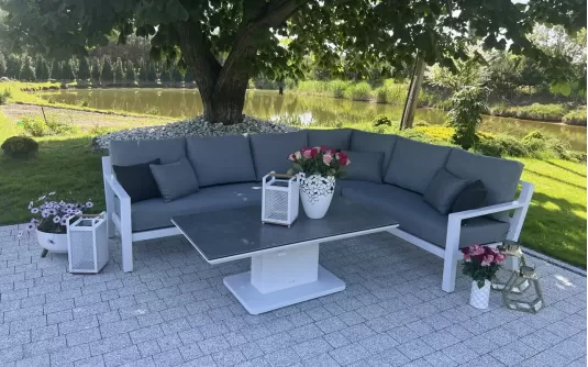 Biały luksusowy narożnik aluminiowy TIMBER z podnoszonym stolikiem z blatem kamiennym Biały luksusowy narożnik aluminiowy TIMBER z podnoszonym stolikiem z blatem kamiennym