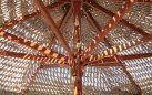 MACRAMÉ Ø250 parasol ogrodowy z drewna z frędzlą dekoracyjną