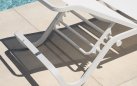 VIESTE Biały leżak ogrodowy aluminiowy z siedziskiem z tekstyliną