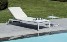 PORTO – leżak aluminiowy z poduszką hydrofobową, biały lub antracytowy z kółkami