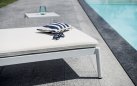 PORTO – leżak aluminiowy z poduszką hydrofobową, biały lub antracytowy z kółkami