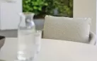 Zestaw ogrodowy BORA BORA – okrągły stół Ø 160 cm z krzesłami z aluminium i poduszkami All Weather antracyt