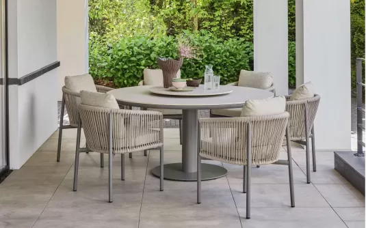 Zestaw ogrodowy BORA BORA – okrągły stół Ø 160 cm z krzesłami z aluminium i poduszkami All Weather antracyt